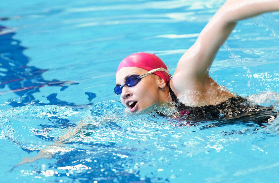 游泳后后脑勺跳痛,游泳后脑疼是怎么回事