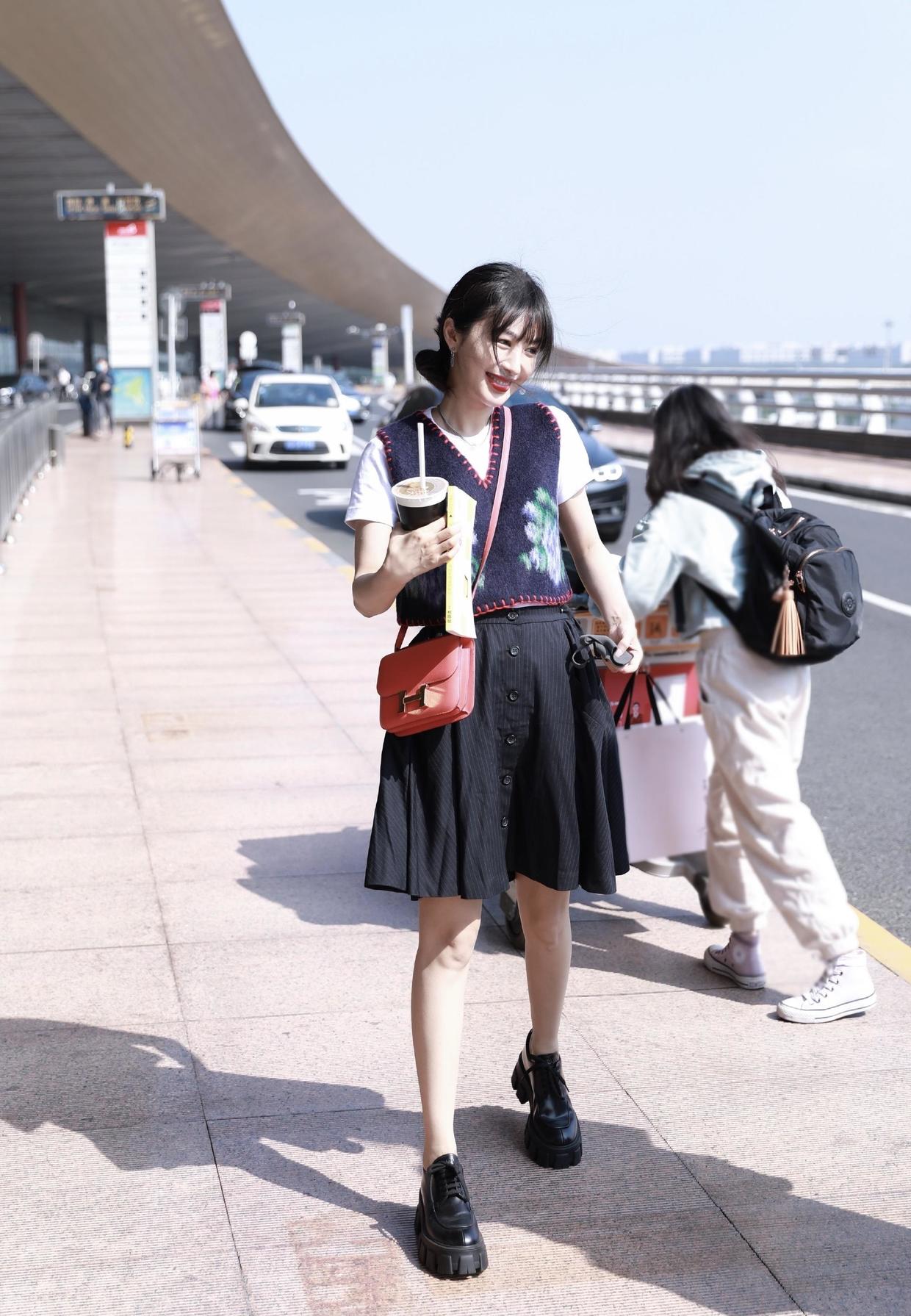 周迅穿白t恤配阔腿裤低调,周迅穿蓝色t恤