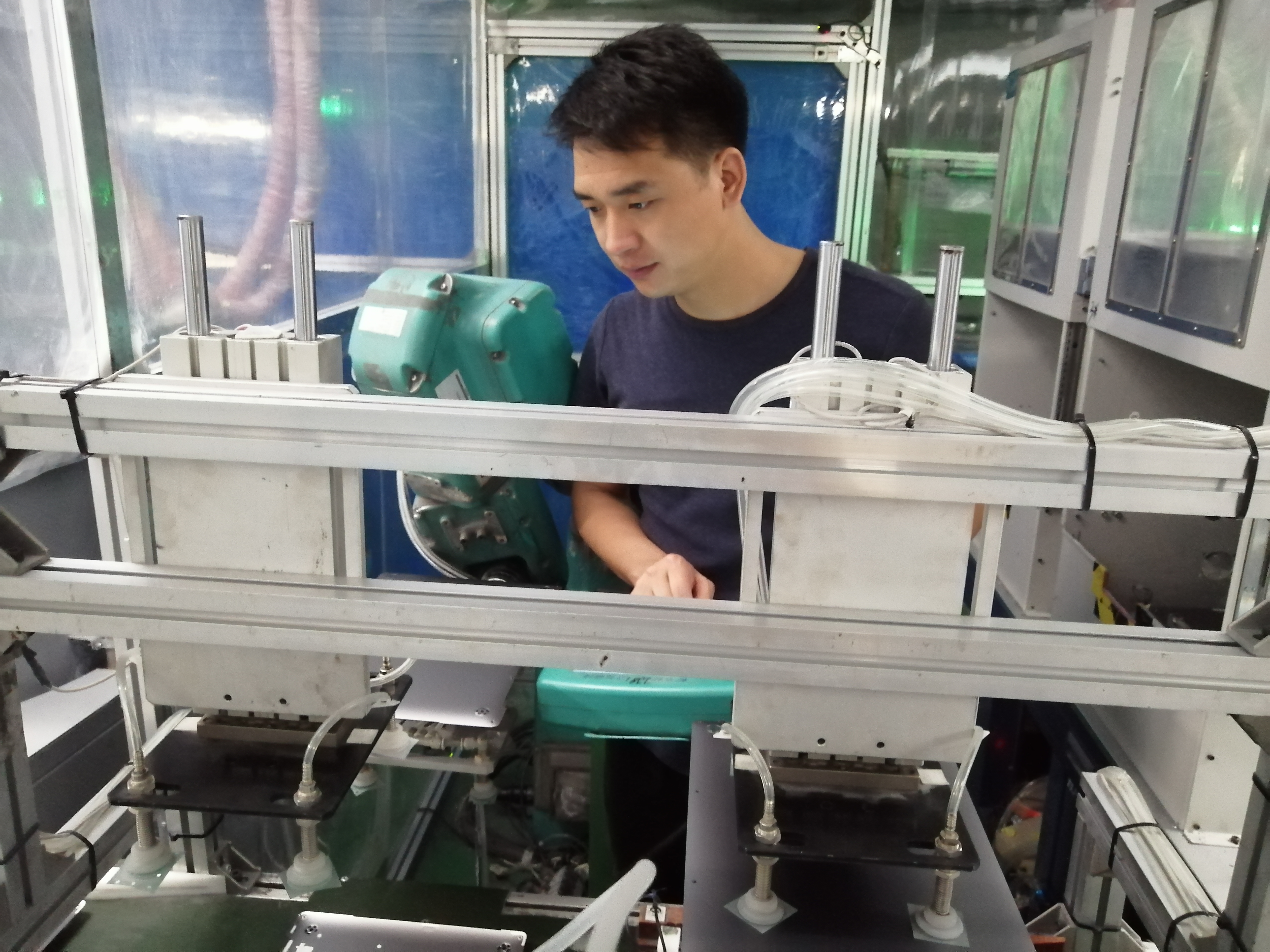 富士康小伙曾身陷传销窝,如今成了模具维修能手,被猎头高薪挖角