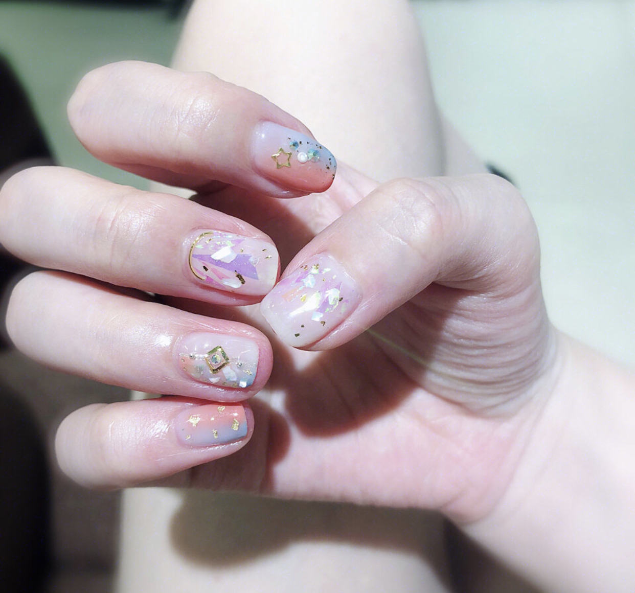 美甲夏日显白气质清冷,夏日仙气美甲适合指甲往里面长的