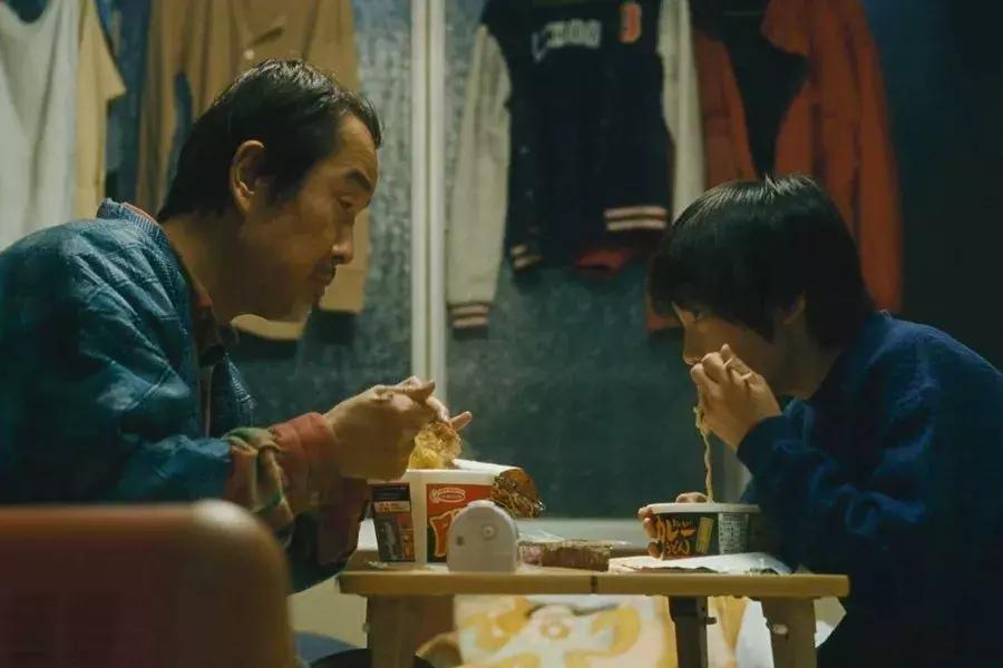 一个人的成熟是从眼神变化开始的,一个人成熟的标志是学会了克制