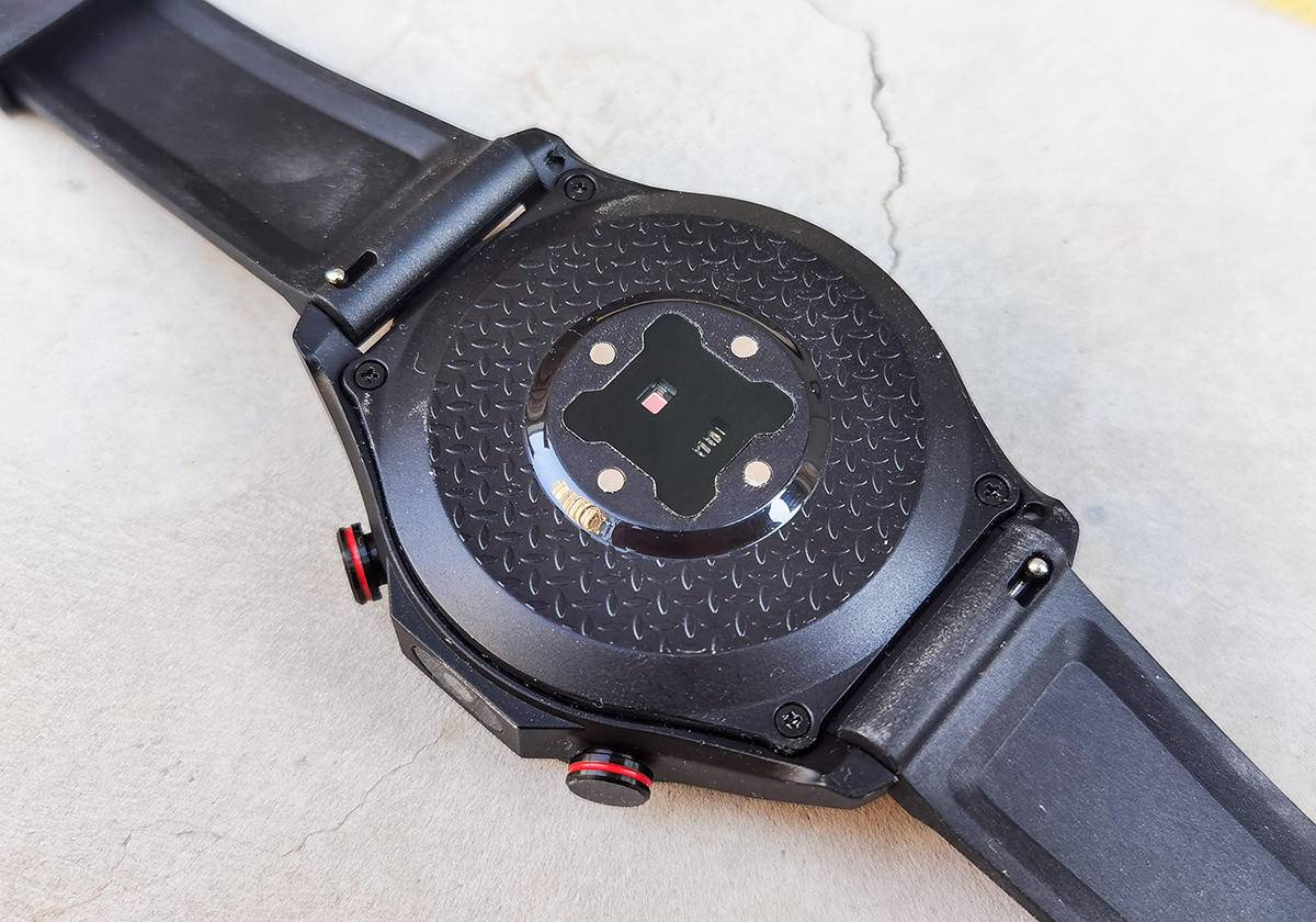 64G+双摄+全网通，是手机还是智能手表：Jeep黑骑士评测