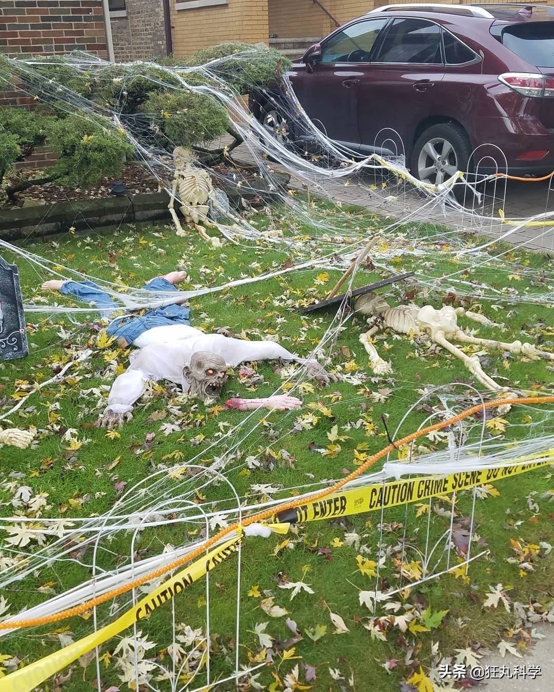 为过万圣节把房子改成鬼屋吓坏数千人，幸好我和这个老哥不是邻居