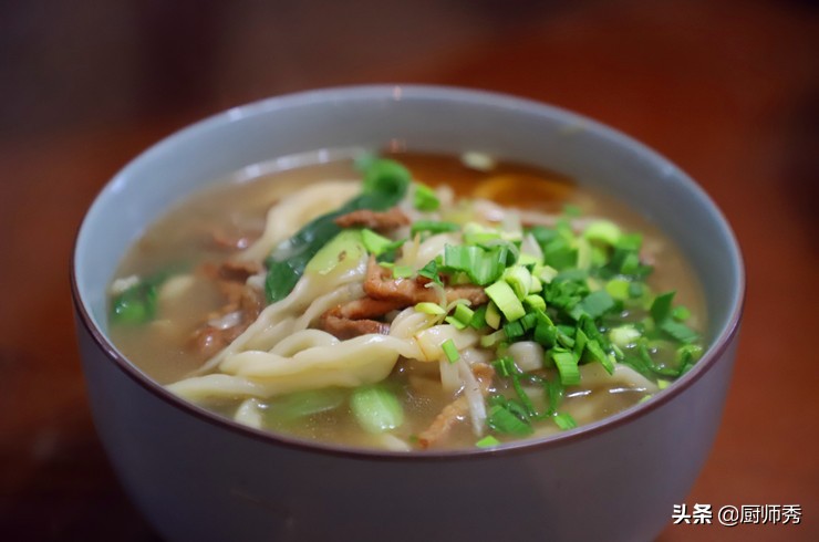 手擀面条用什么水和面更筋道,面条怎样做有劲道不易断