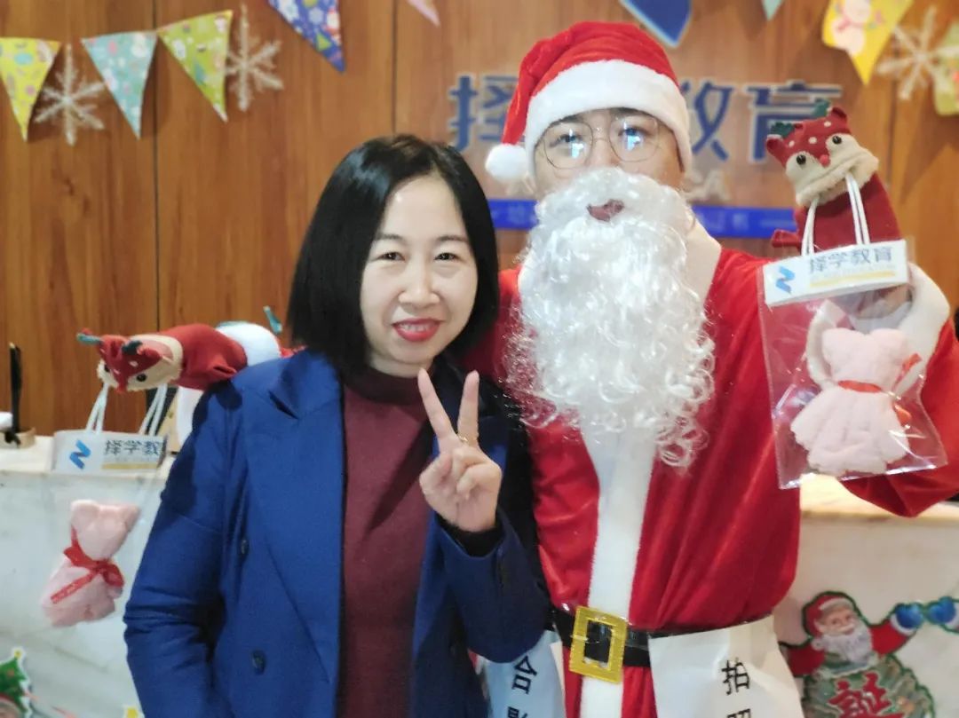 福利来袭!圣诞老人“空降”择学教育派发礼品