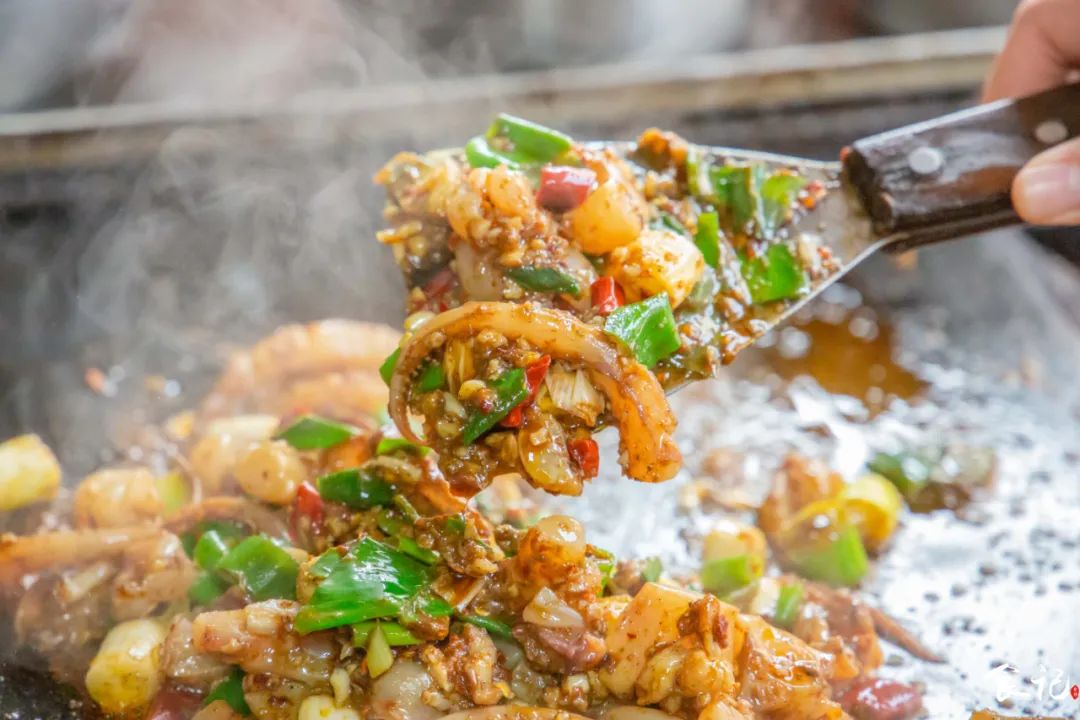 藏在襄阳定中街的铁板海鲜烧烤，不声不响的就火了23年....