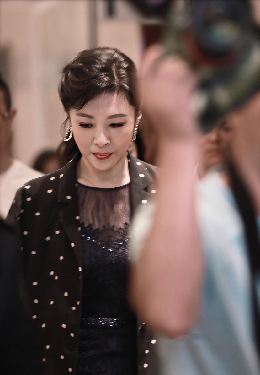 51岁周涛穿蓝色西装粉衬衫,周涛白色西装搭配图片