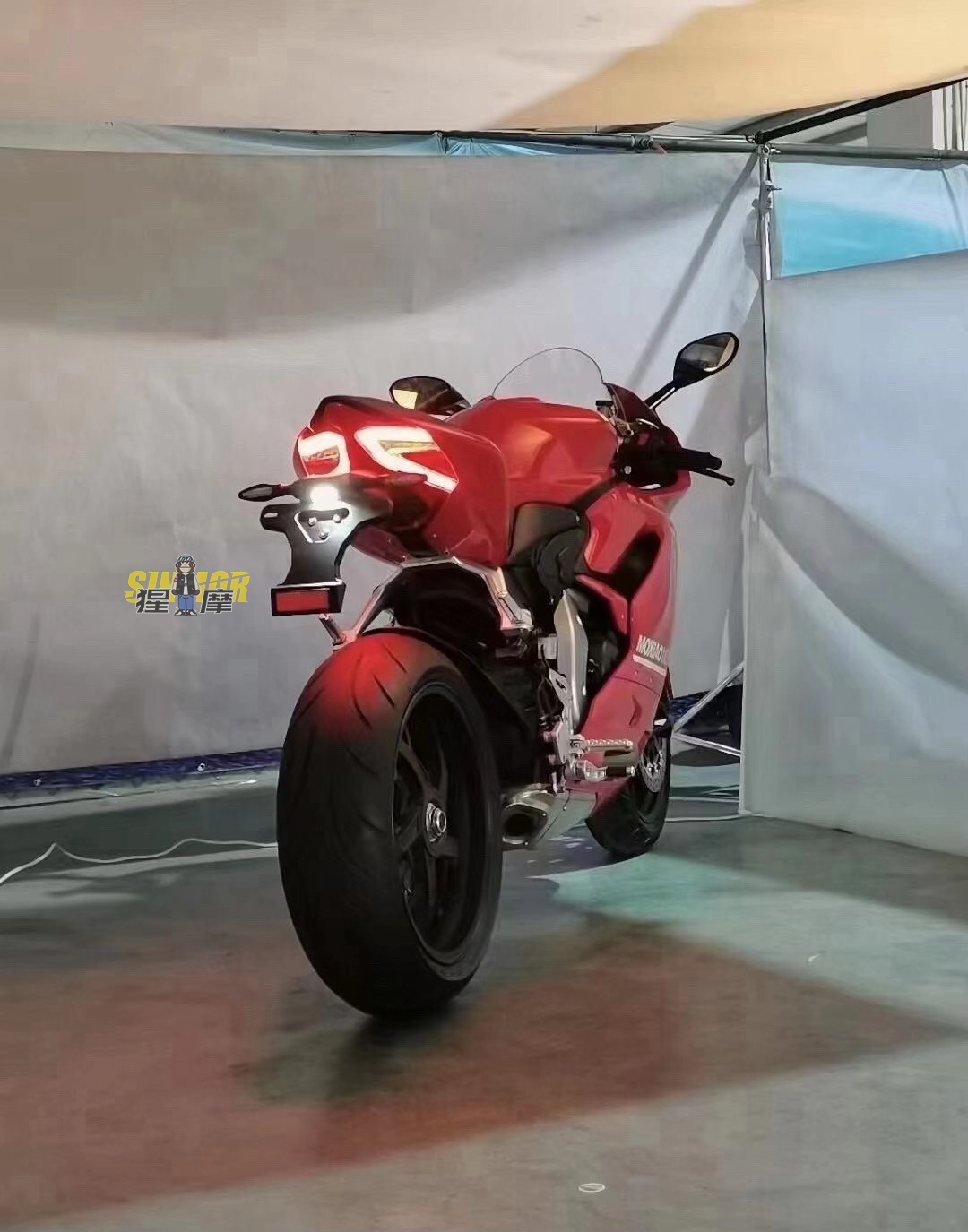 杜卡迪摩枭500rr与杜卡迪v4对比,摩枭500rr对比杜卡迪外观