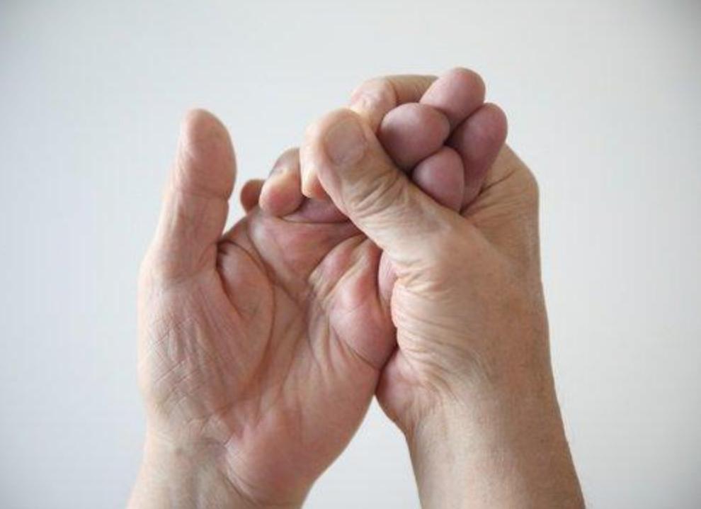 右手发麻血液循环不好怎么治,感觉手发麻是怎么回事