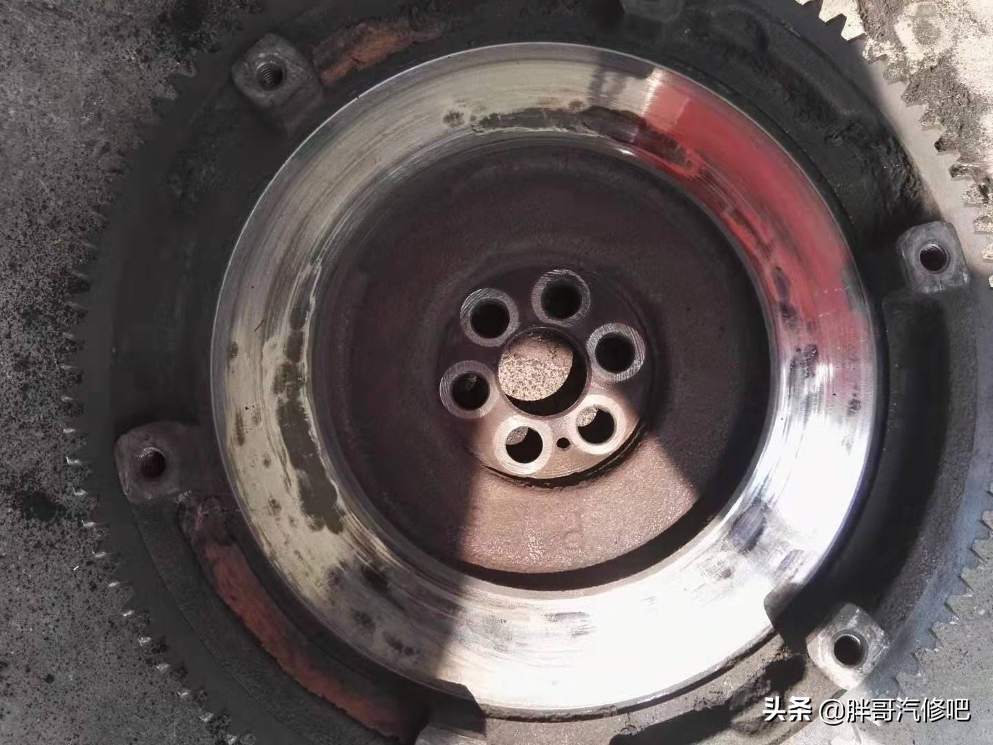 五菱之光挂档不走,胖哥以为换挡拉线脱落,原来是摩擦片报废了