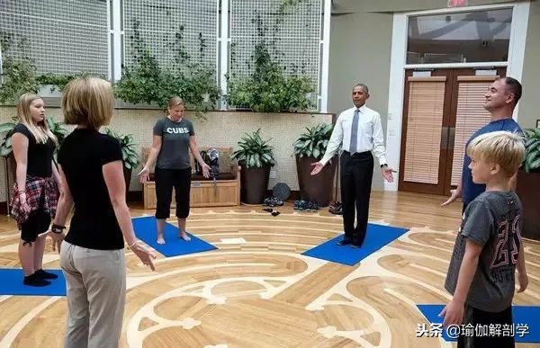 24张瑜伽照片模板最新,32张瑜伽常见的体式演示图