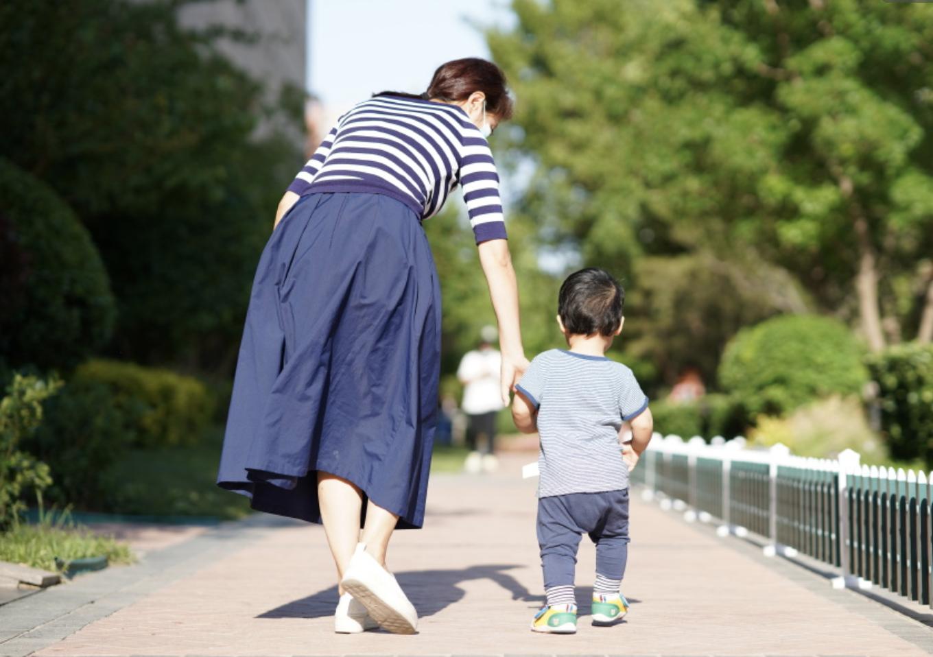月亮姐姐李梓萌刚强春妮合照,春妮月亮姐姐李梓萌刚强同台