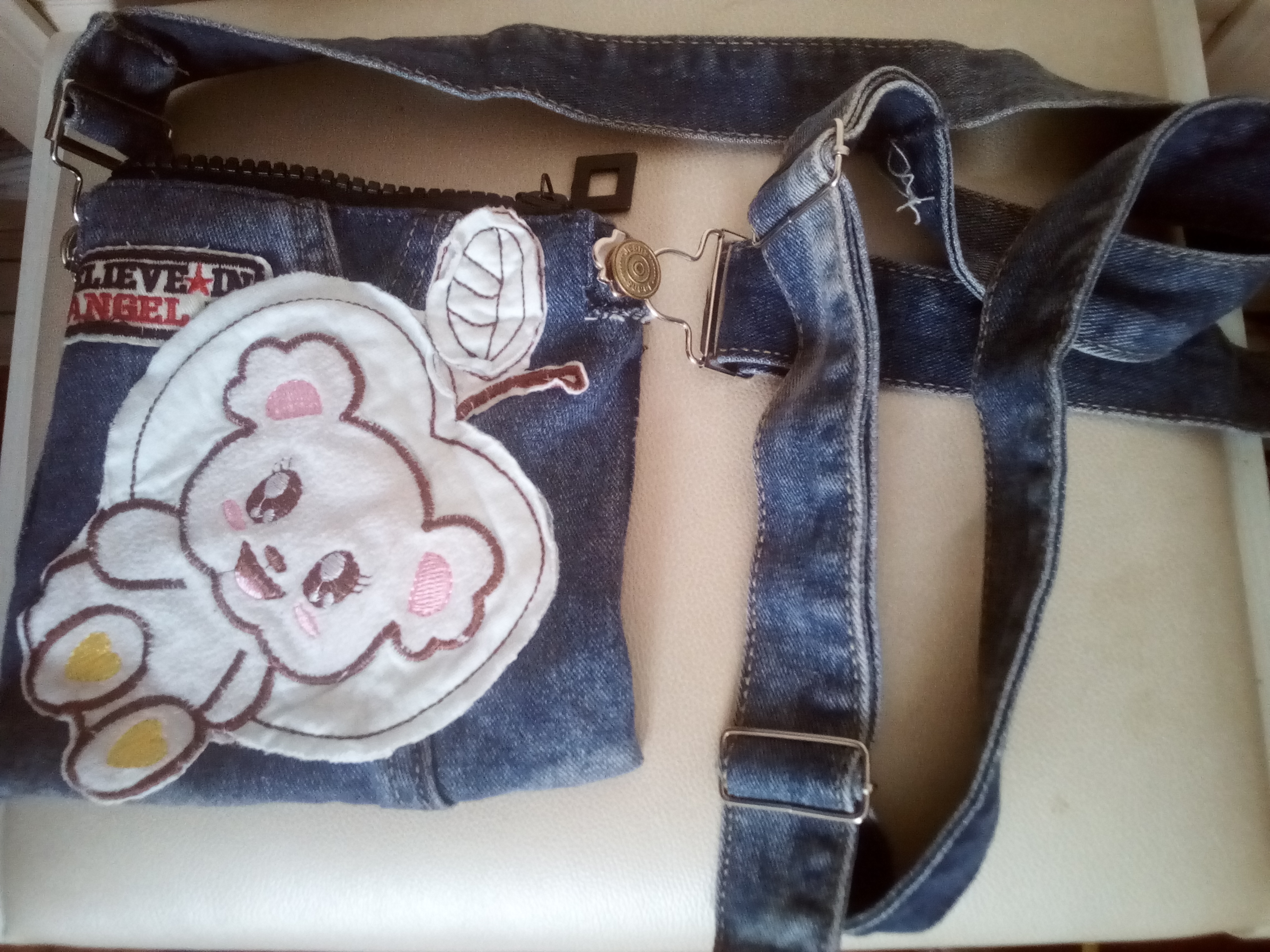 手工diy用旧衣服改造挎包,自制简易漂亮的布艺双肩背包