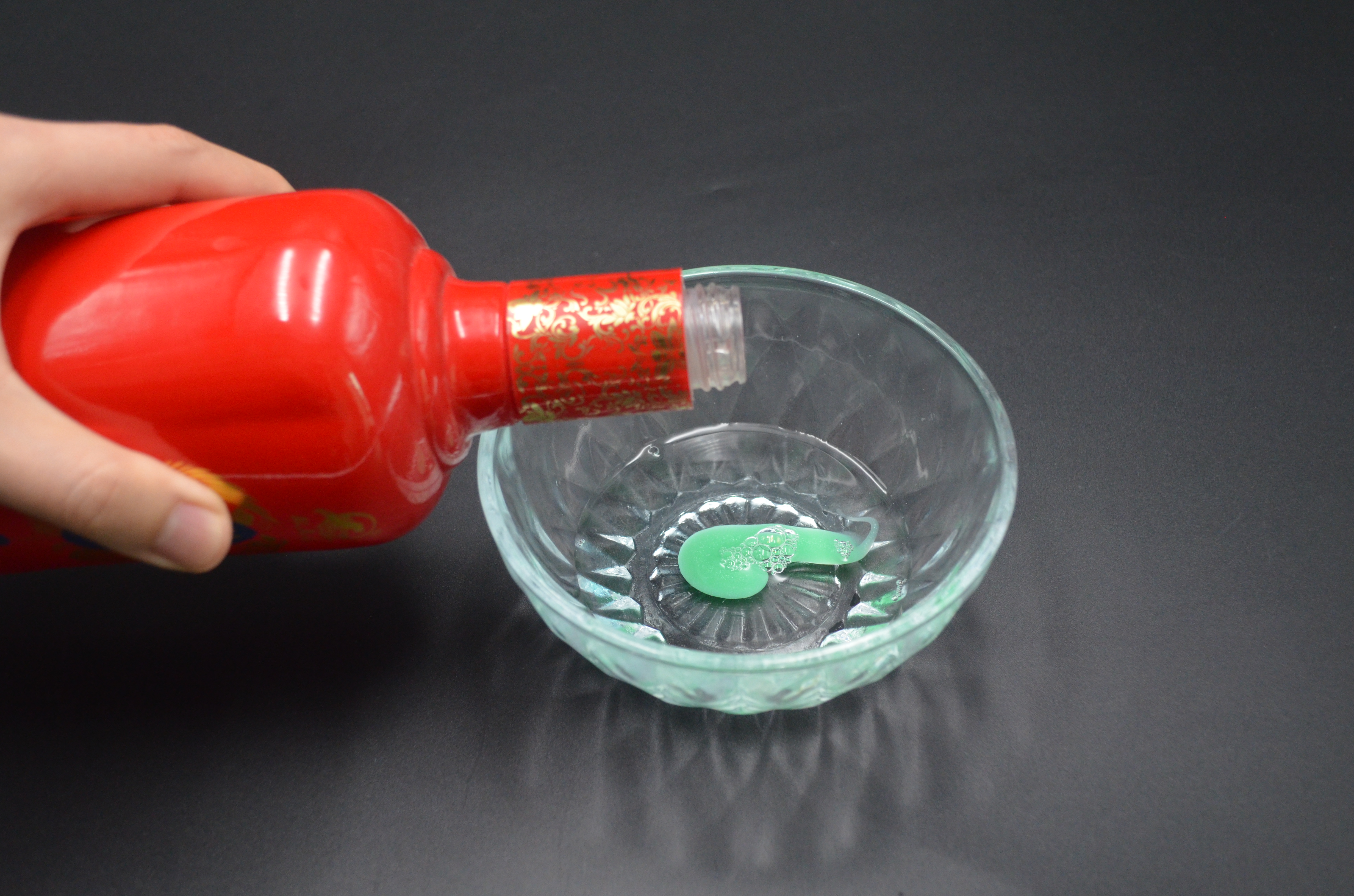 过年大扫除用这个擦玻璃很是方便,家里的玻璃脏了轻轻一擦就干净