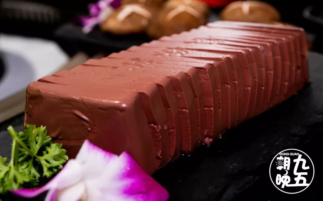 东莞首家火锅+烤肉一体涮就在万江家汇城，几百人排队等着吃