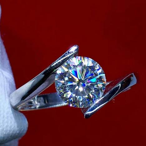 莫桑钻和钻石哪个持久闪亮,莫桑钻和钻石价位