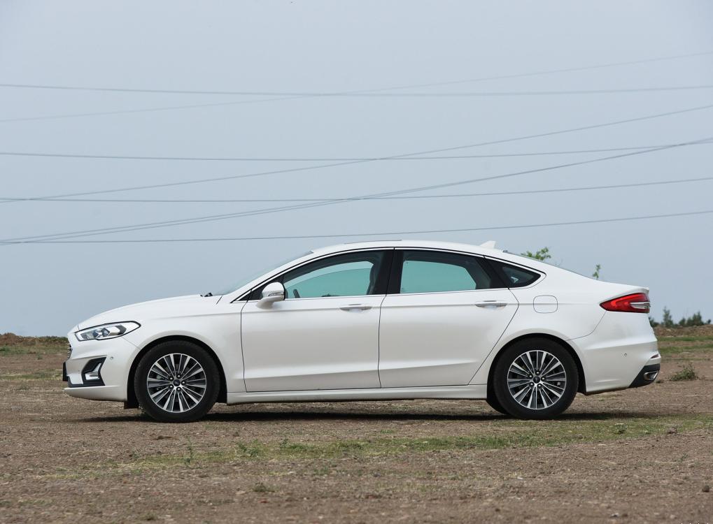 福特蒙迪欧和本田雅阁哪个好,雅阁1.5智享和蒙迪欧1.5豪华