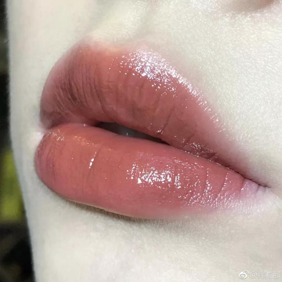 快买了这只口红来人间水蜜桃学院报道!