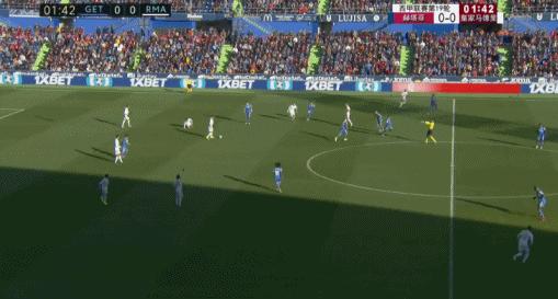 GIF-太骚了！皇马球星30米贴地直塞，跟玩实况一样