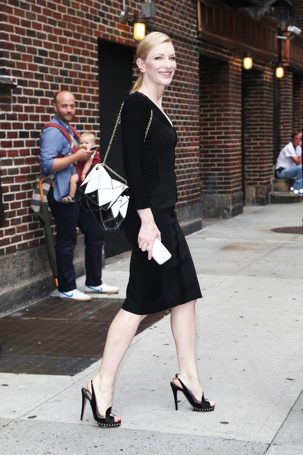 女人50岁后别穿这三种鞋了,50岁女人不要总是穿裙子