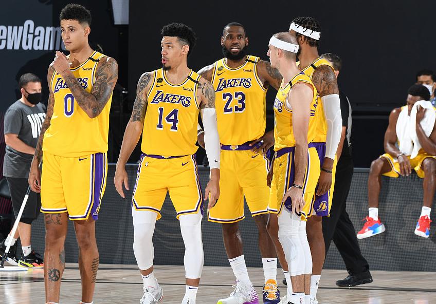 老詹在湖人几个赛季了,老詹湖人生涯第一场数据