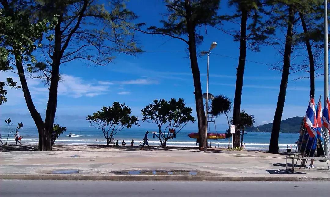 100多名缅甸青年在泰国普吉芭东海滩，持械斗殴