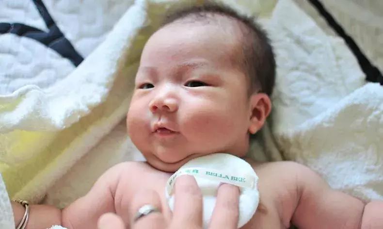 小孩子天气热长痱子怎么办,孩子天热出痱子怎么办