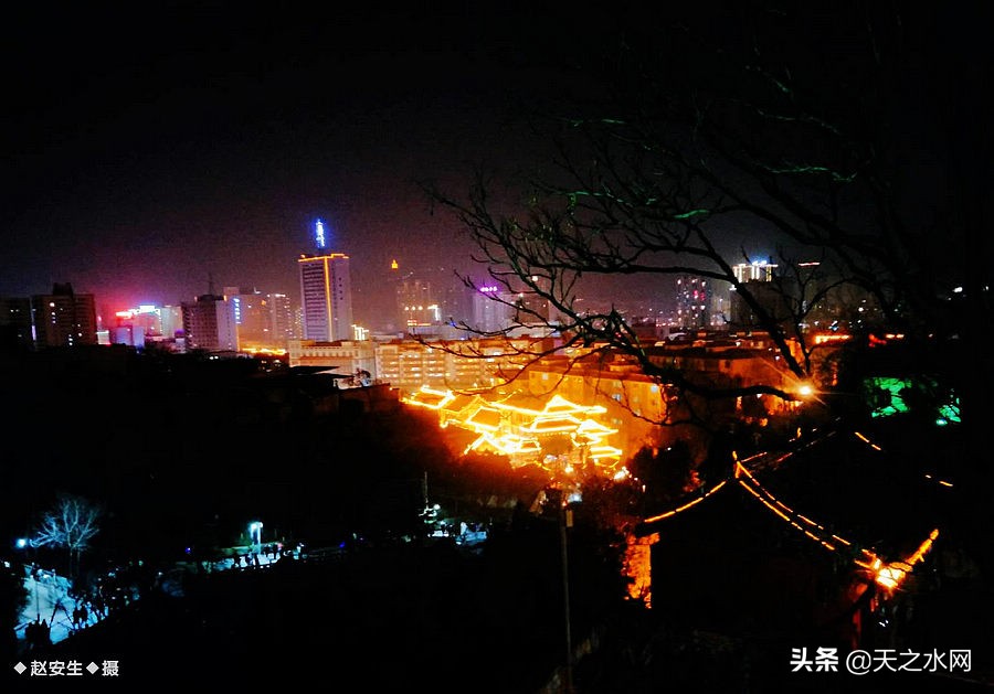 甘肃天水数万民众“上九朝观”祈福纳祥争烧头柱香!(组图)