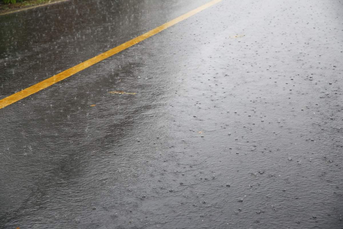 混凝土浇好后10小时下暴雨要紧吗,混凝土雨天施工注意什么