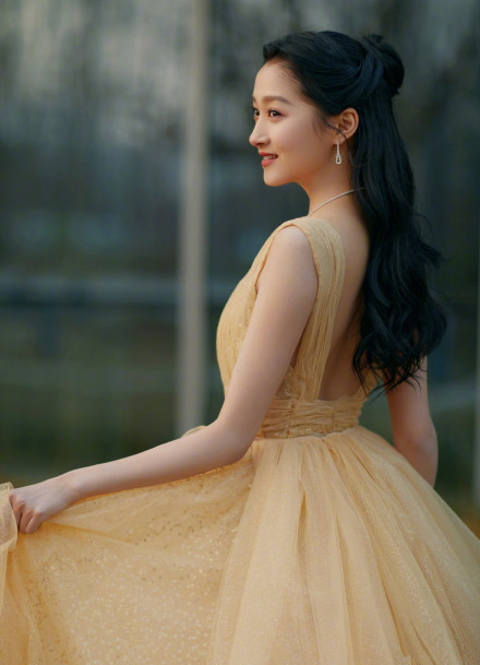 关晓彤鹅黄色抹胸纱裙仙女范十足,关晓彤红毯贝儿