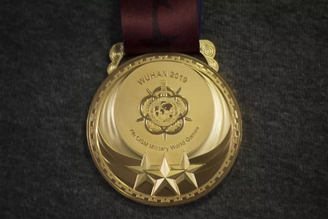 2019武汉军运会中国奖牌,武汉军运会颁奖礼服