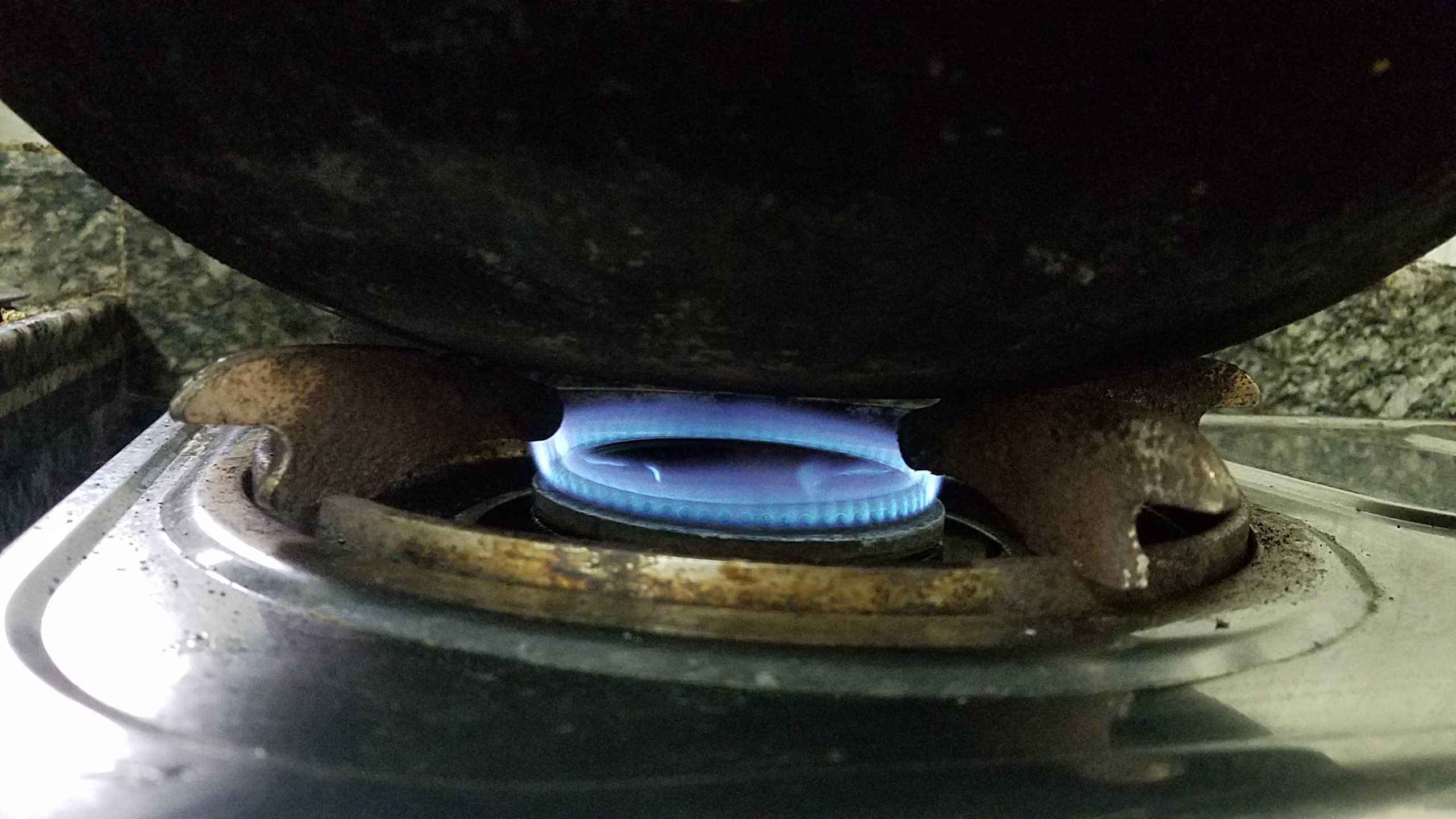 广东正宗的水煮盐焗鸡,广东用盐的盐焗鸡爪的正宗做法