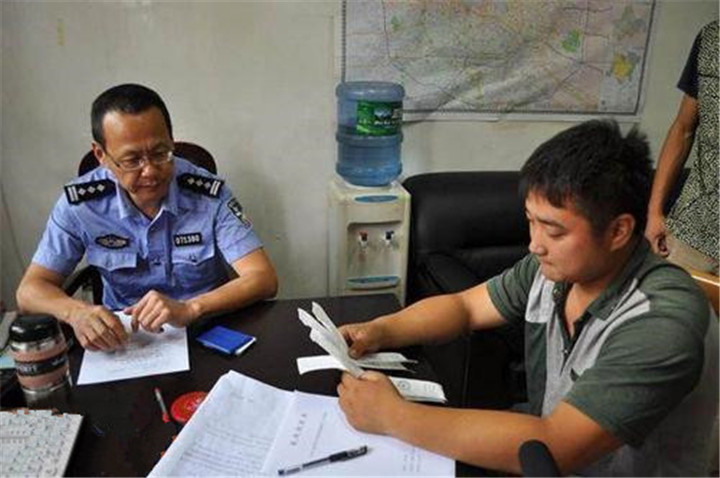 孩子姓“李”,上户口被民警打错名字,宝爸看后不怒反喜:不改了