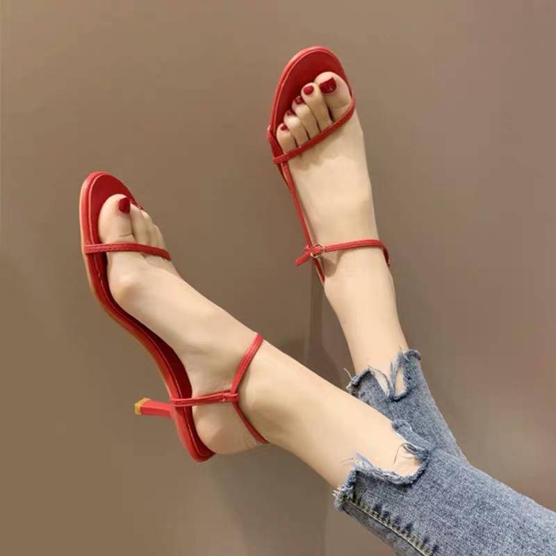 今夏的细带高跟鞋更显脚瘦，打造纤纤玉足，男友看过直呼爱了