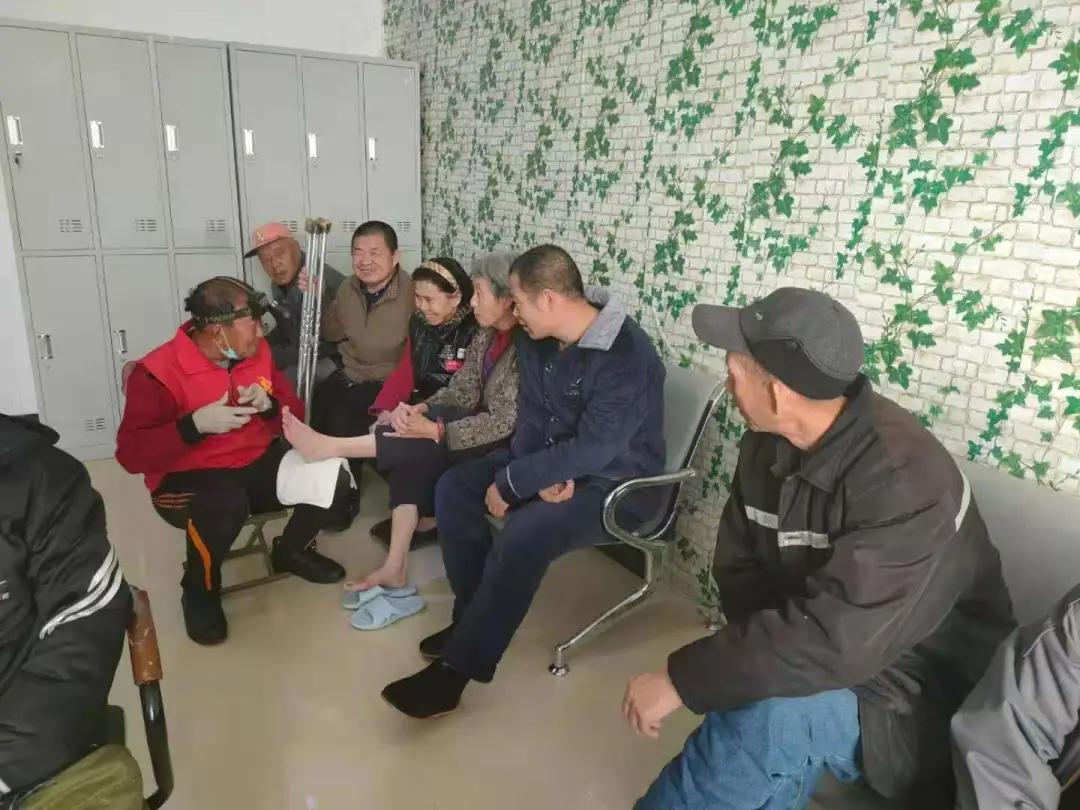 修脚师为老人修脚,足浴店技师慰问敬老院