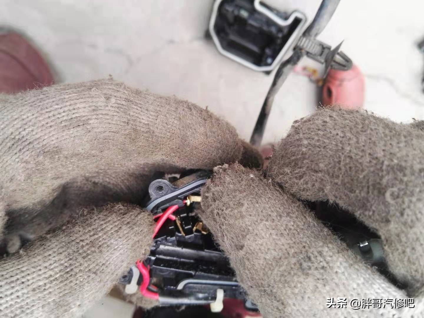 车后门闭锁器拆解维修,汽车闭锁器维修