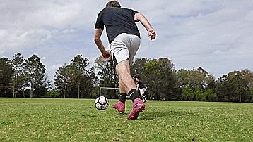 足球常用的传球方式,足球运球传球技巧