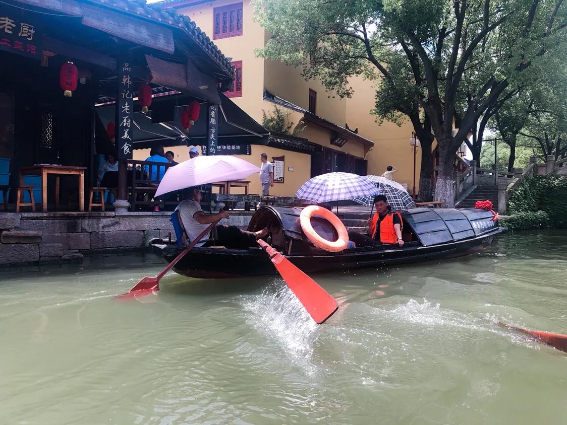 听戏享受这悠闲时光,听戏喝酒自在逍遥