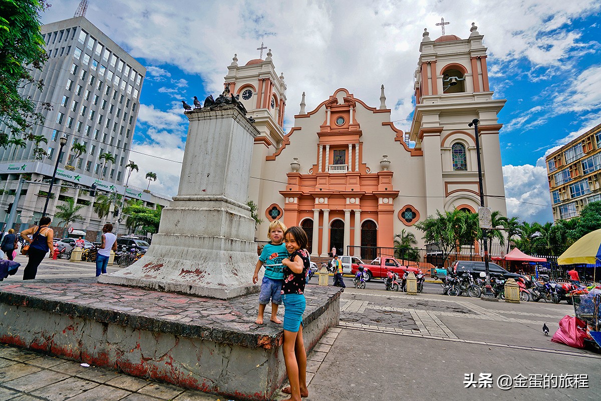 这里的肯德基加装防暴钢窗，保安用AK-47看店，此时此刻就在美洲