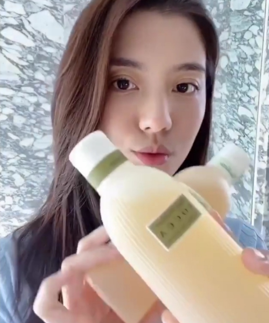 好羡慕吴千语,家里沐浴露很多,根据心情来挑选味道