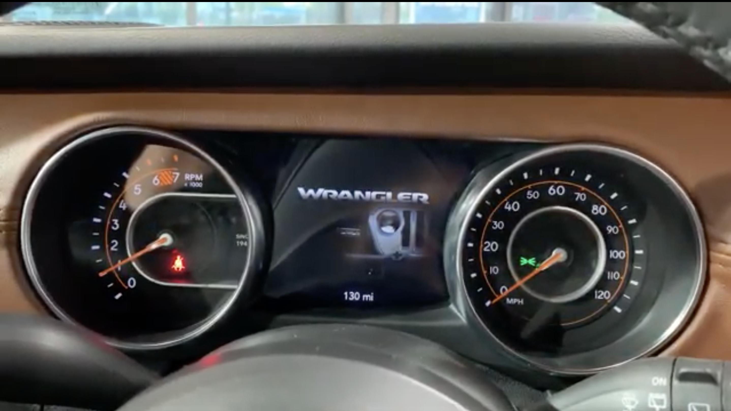 牧马人银河灰对比坦克300灰,2024款牧马人和坦克300舒适性对比