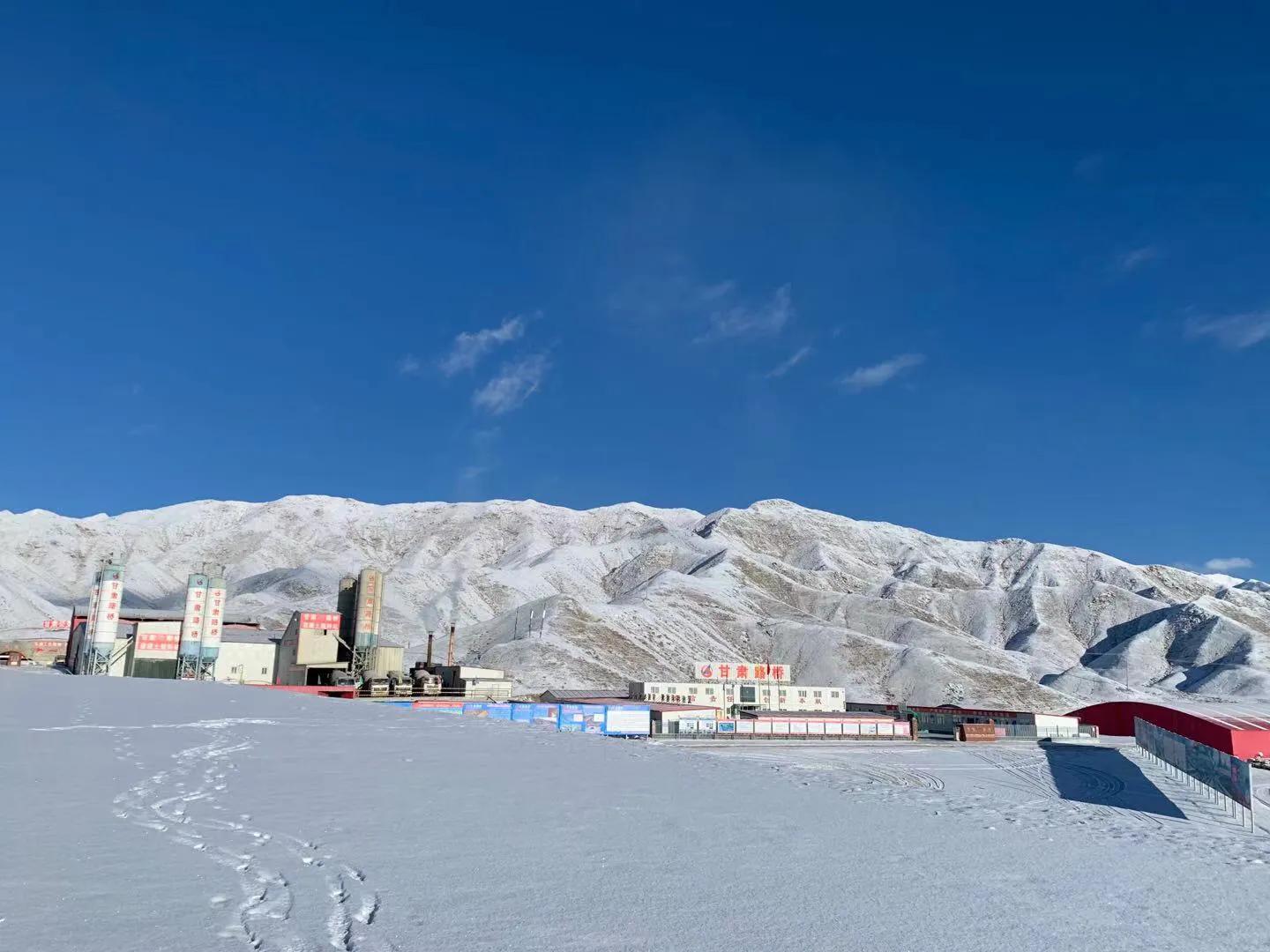 阿尔金山上的“路桥”人