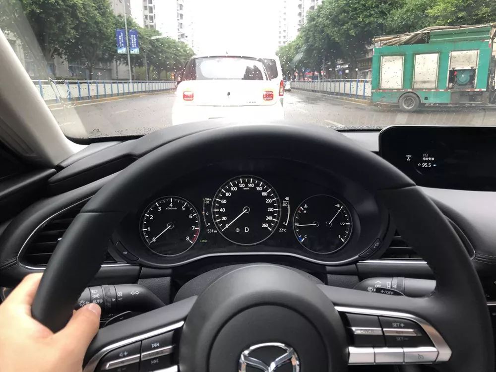 新款马3试驾,新马自达3试驾视频1.5手动挡