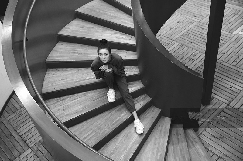 宋佳低丸子头发型,宋佳私服穿搭气质全开