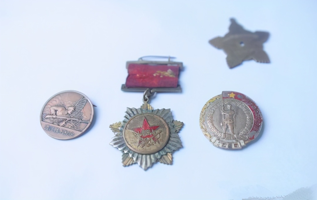 浙江老兵三个军功章,80岁老军人挂满军功章