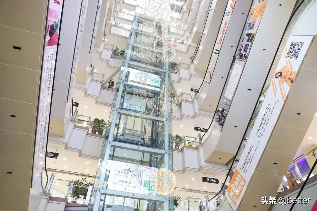 多福路上的女人