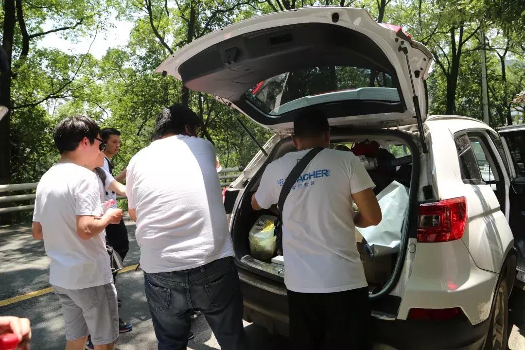 好老师教育“风雨同行十五载，携手并肩再奋进”主题拉练活动启动