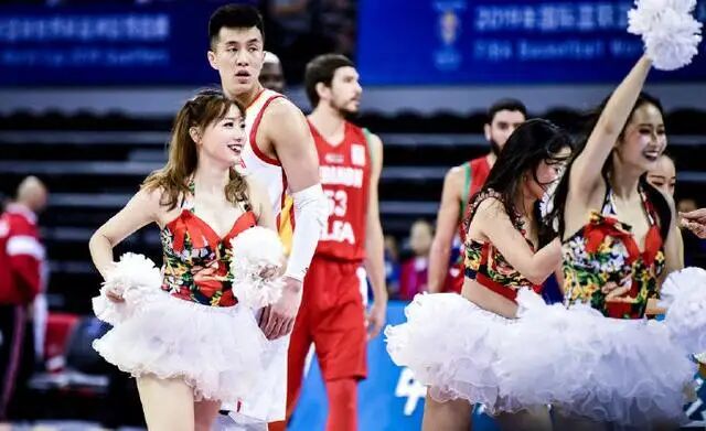 郭艾伦被啦啦队员绊倒回应,啦啦队抱郭艾伦