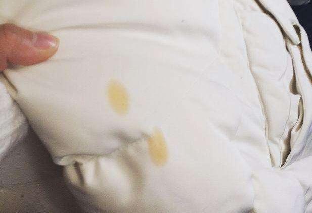 羽绒服什么颜色比较经典耐看耐脏,白色羽绒服脏了不用水洗教你一招