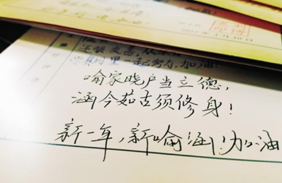 有文采的老师写的评语与众不同,字迹潦草的老师评语